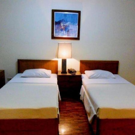Amorsolo Mansion Hotel Manila Exterior photo