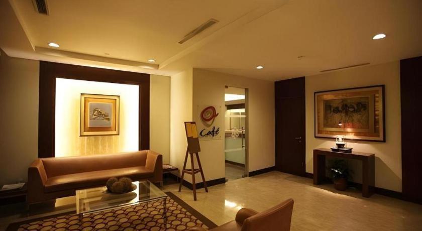 Amorsolo Mansion Hotel Manila Exterior photo