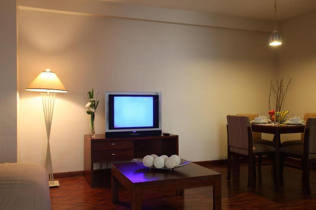 Amorsolo Mansion Hotel Manila Exterior photo